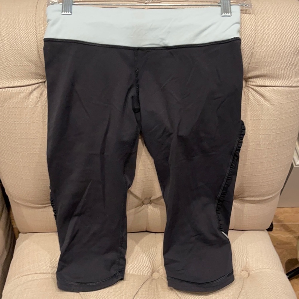 B: 𝅺Lululemon Sz 6 Run Fast and Free Crop Leggings Black Teal ruffle accent